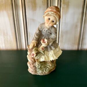 YOUNG GIRL WITH FLOWERS & LADYBUG. FIGURINE IN RESIN. NO BRAND.